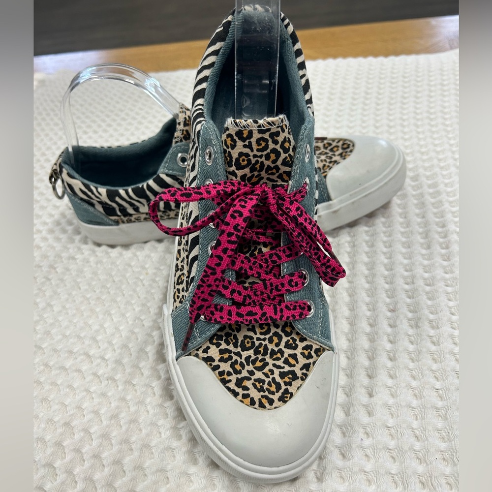 Stylish Leopard Print Sneakers with Pink Laces - Picture 5 of 7